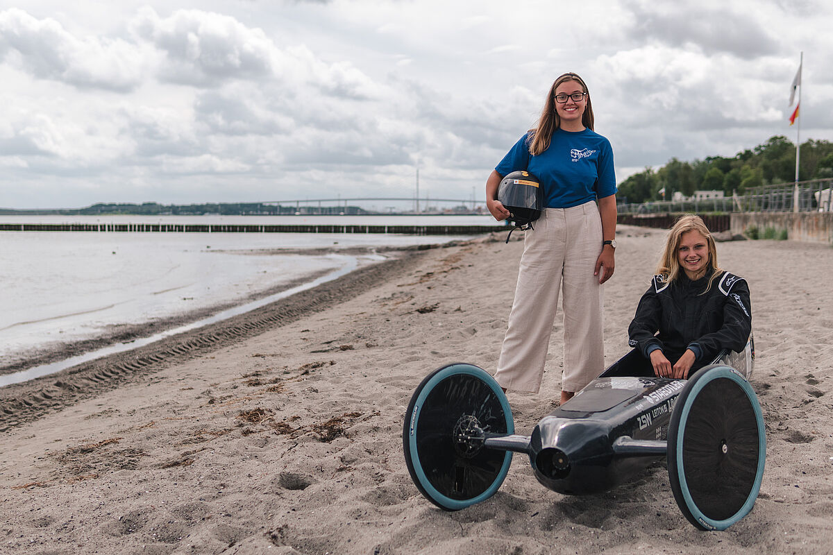 ThaiGer der Hochschule Stralsund am Strand für ein Fotoshooting