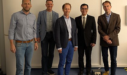 Gruppenfoto von 5 Männern, einer davon ist Rektor Ralph Sonntag.