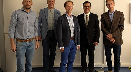 Gruppenfoto von 5 Männern, einer davon ist Rektor Ralph Sonntag.