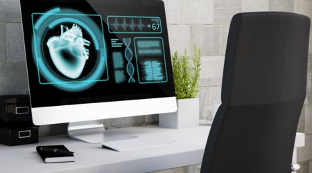Zu sehen sind ein Monitor mit einem Herzen darauf und davor ein leerer Stuhl - ein Symbolbild für die Digitalisierung der Gesundheitsbranche. 