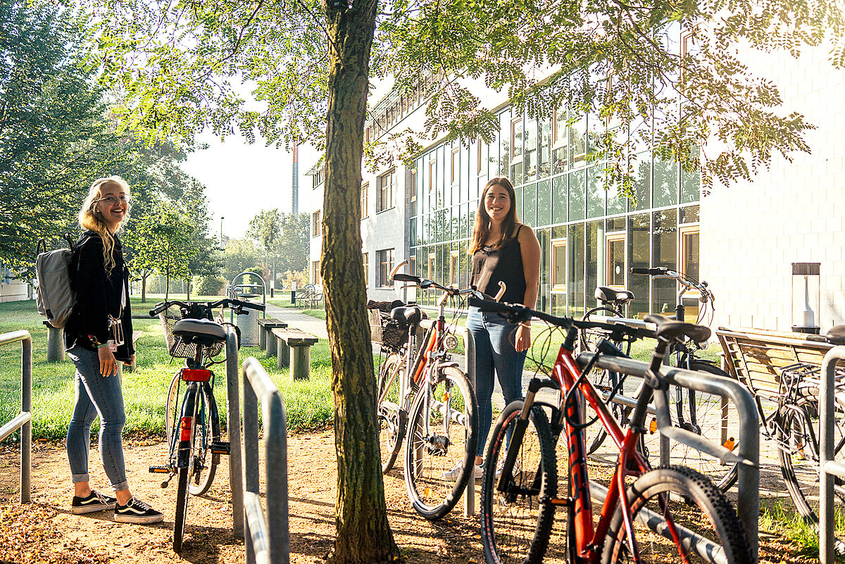 Studierende auf dem Campus der Hochschule Stralsund, Fahrräder