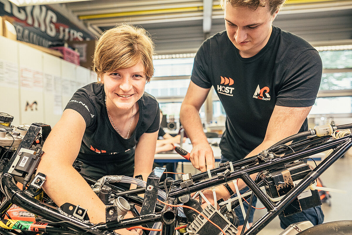 MariTeam Racing Mitglieder arbeiten an Auto