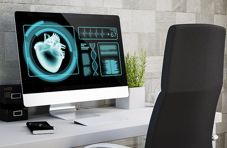 Computergeneriertes Bild mit eim Bürotisch und -stuhl. Auf dem Computer ist ein symbolischen Herz und ein DNS-Strang abgebildet.