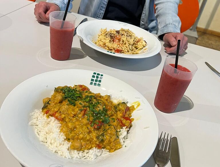 Zwei essen auf einem Mensa-Tisch