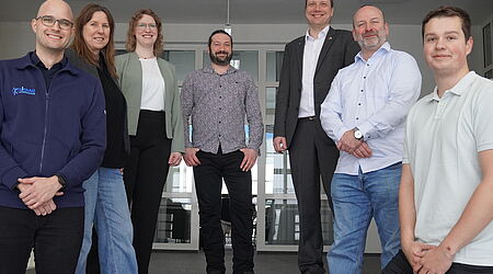 Christian Eschenburg, Liane Kantz, Marie Schlosser, Sven Klimaschewski, Prof. Dr.-Ing. Mark Vehse, Dr. Kai Masur und Torben Haupt  posieren für ein Gruppenfoto auf einer Treppe