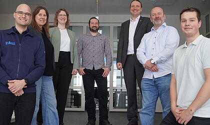 Christian Eschenburg, Liane Kantz, Marie Schlosser, Sven Klimaschewski, Prof. Dr.-Ing. Mark Vehse, Dr. Kai Masur und Torben Haupt  posieren für ein Gruppenfoto auf einer Treppe