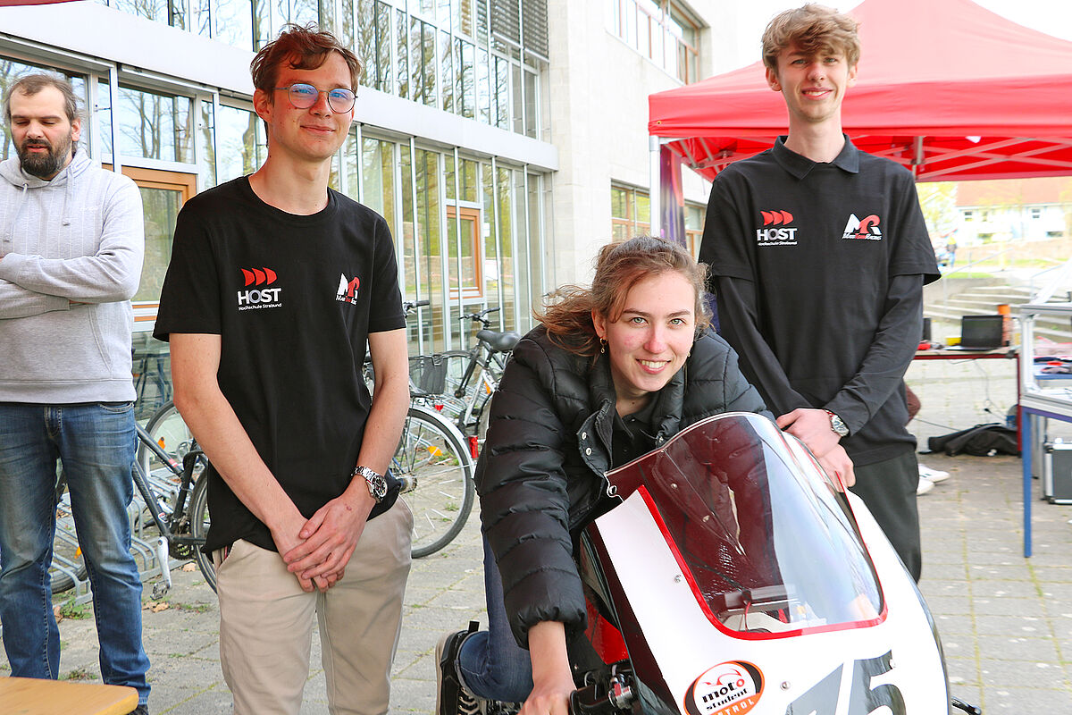 MariTeam präsentiert sich mit ihrem Motorrad auf dem Campustag