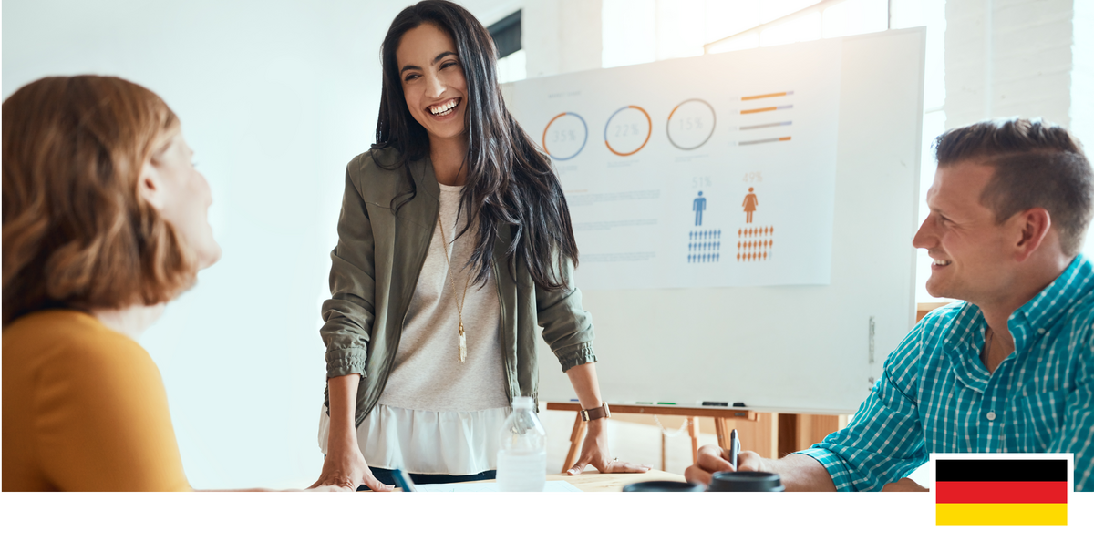Headerfoto: Studierende in einer klassischen Lernsituation mit Flipchart und Kaffeebecher