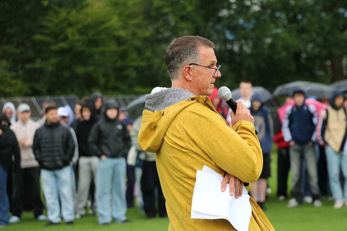 Begrüßung durch den Rektor der Hochschule auf dem Sportplatz