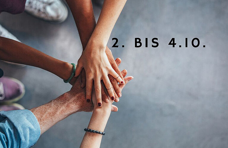 Designgrafik: mehrere übereinander liegende Hände, mit einem Schriftzug daneben: "2. bis 4.10."