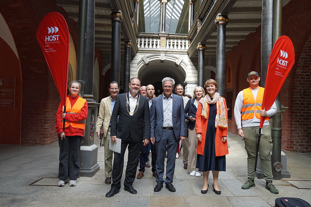 Festumzug mit OB und Porektor und Studis und Gäste durch die Stadt Stralsund im Rathaus
