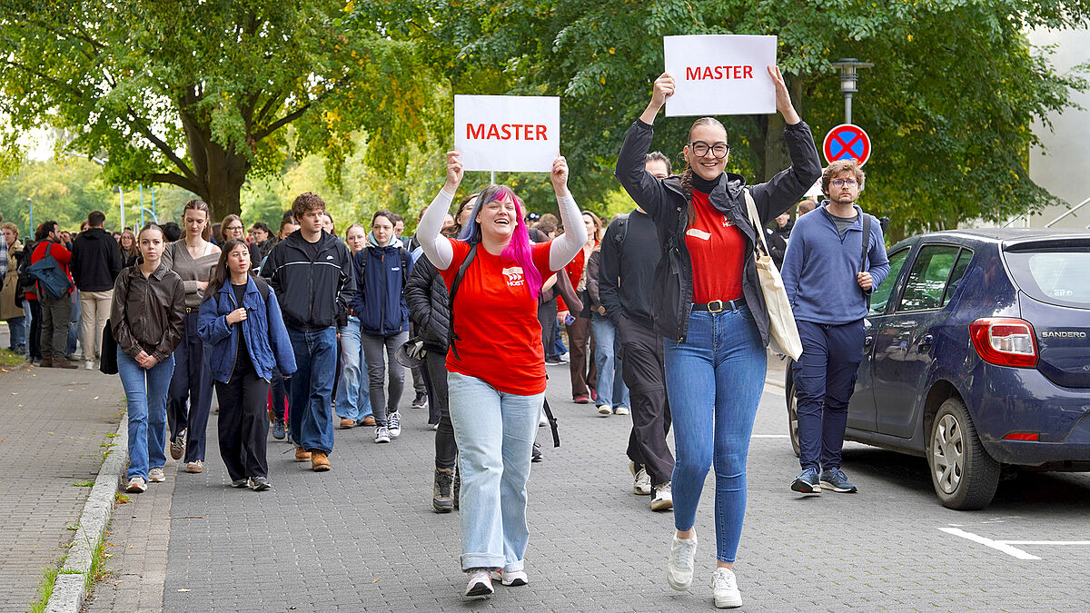 Die Mastergruppe startet ihre Campustour