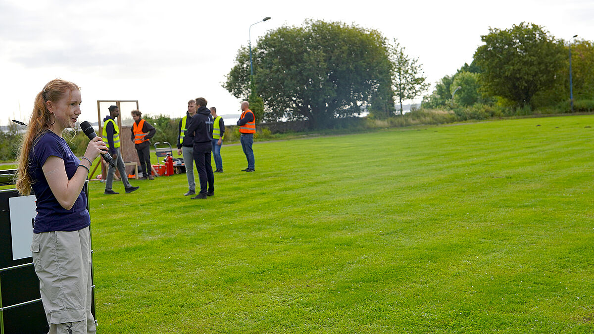 Begrüßung auf dem Sportplatz durch ein Teammitglied von Sundspace