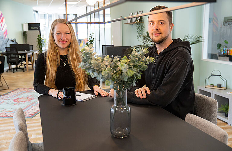 Doreen Mlodzik mit Lennart Deorocki sitzen während eines Gesprächs an einem Tresentisch in der Orangery Stralsund