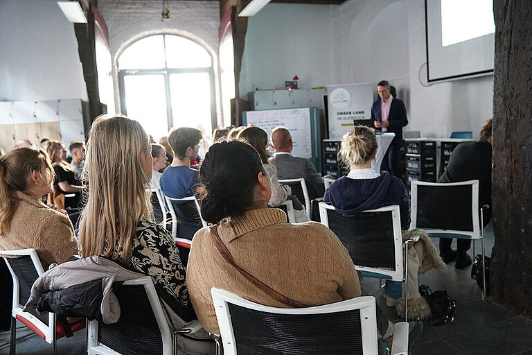 Prof. Dr. Ralph Sonntag spricht zu einem eher weiblich ausgeprägten Publikum spricht zu "Diversität in Lehre, Forschung und Transfer"