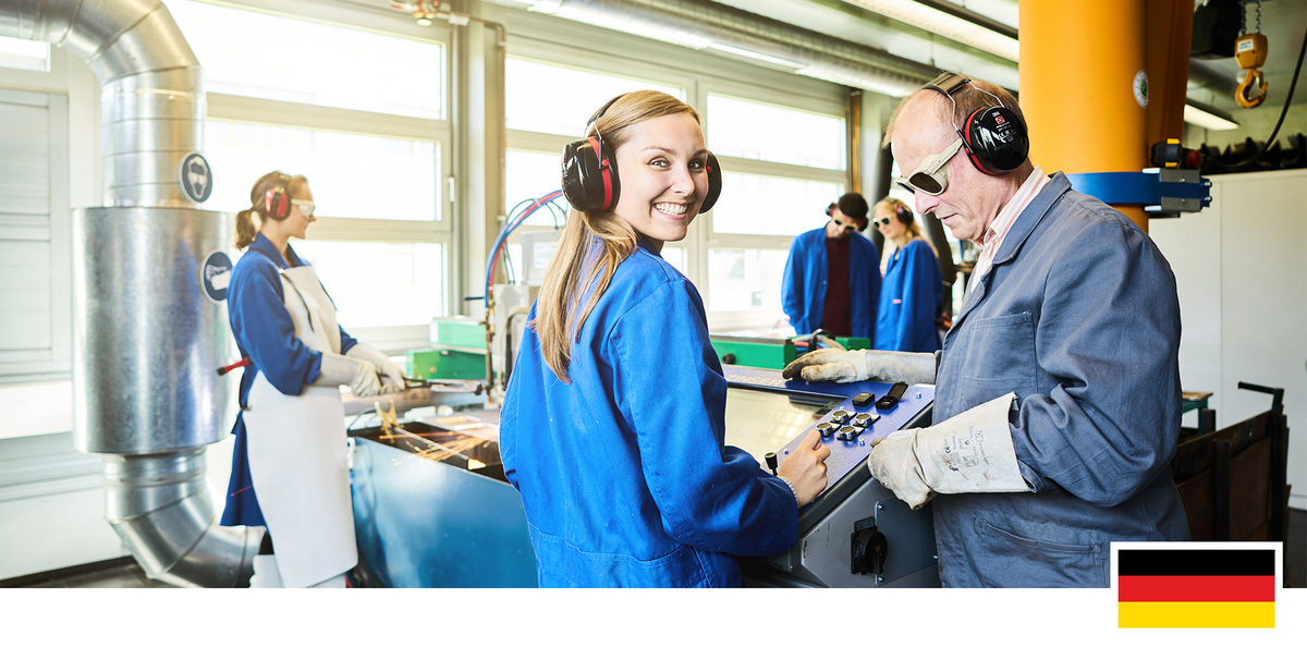 Headerfoto: Studentin und Professor in einem Maschinenbau-Labor