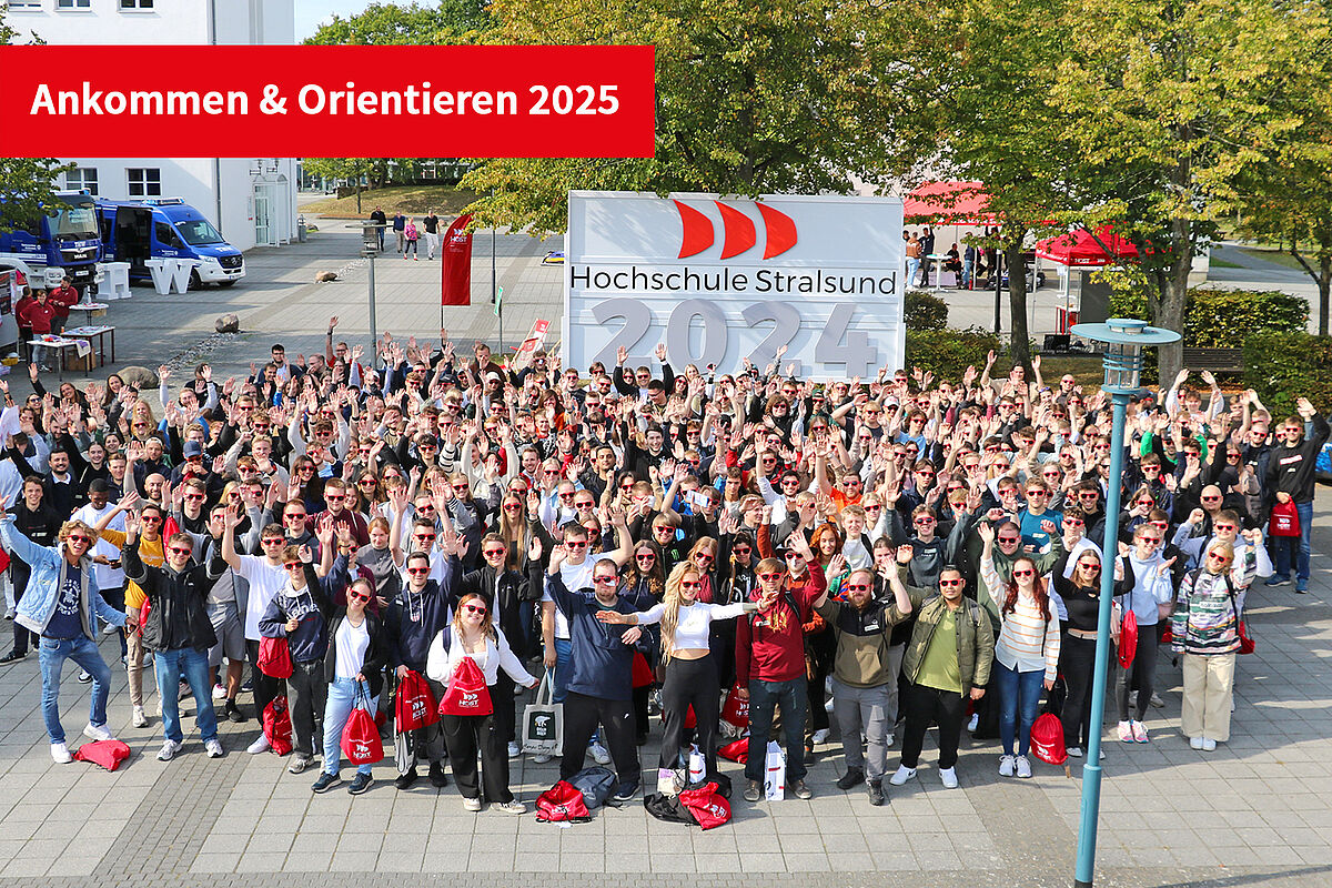 Unsere Ersti´s im September 2024 stehen vor dem Jahresschild für ein Gruppenfoto