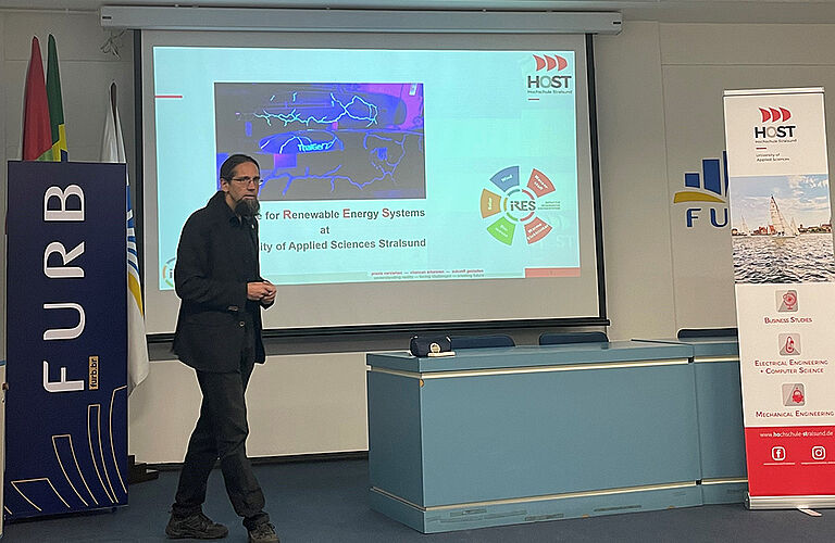 Professor Johannes Gulden bei einer Präsentation zu seiner Arbeit beim IRES der HOST