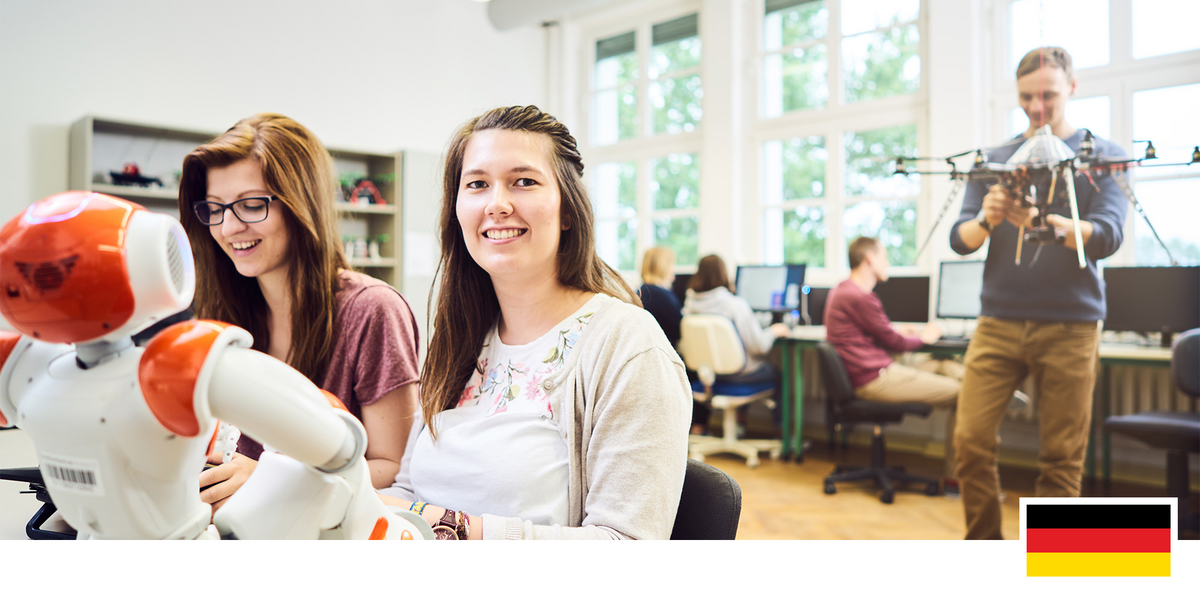 Headerfoto: zu sehen sind Studierende im Labor mit einem Roboter und einer Drohne