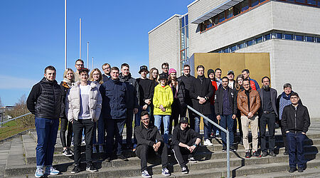 Gruppenfoto der 22 Teilnehmer der 30. Spring School mit Mitarbeitern der HOST auf einer Treppe vor der Fakultät für Maschienenbau