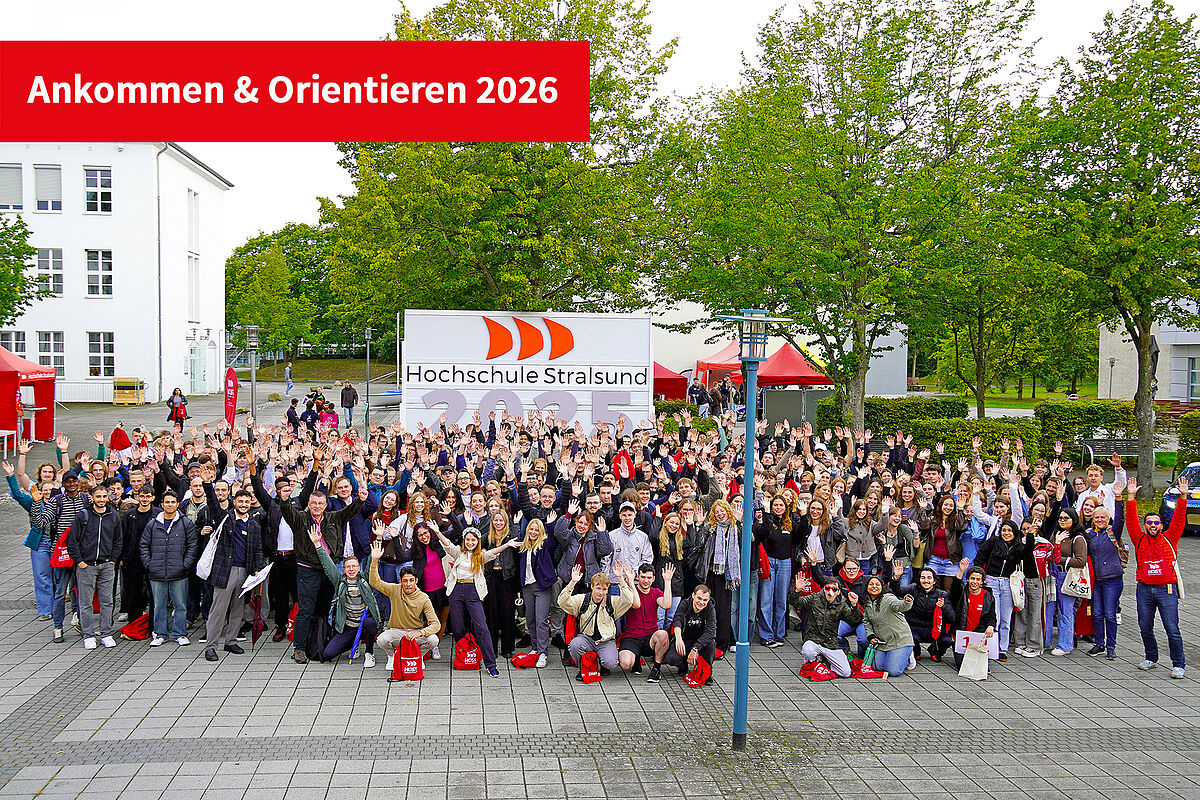 Unsere Ersti´s im September 2025 stehen vor dem Jahresschild für ein Gruppenfoto