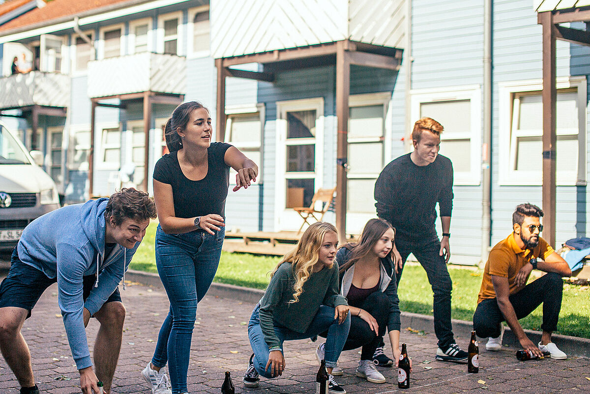 Students play in Holzhausen