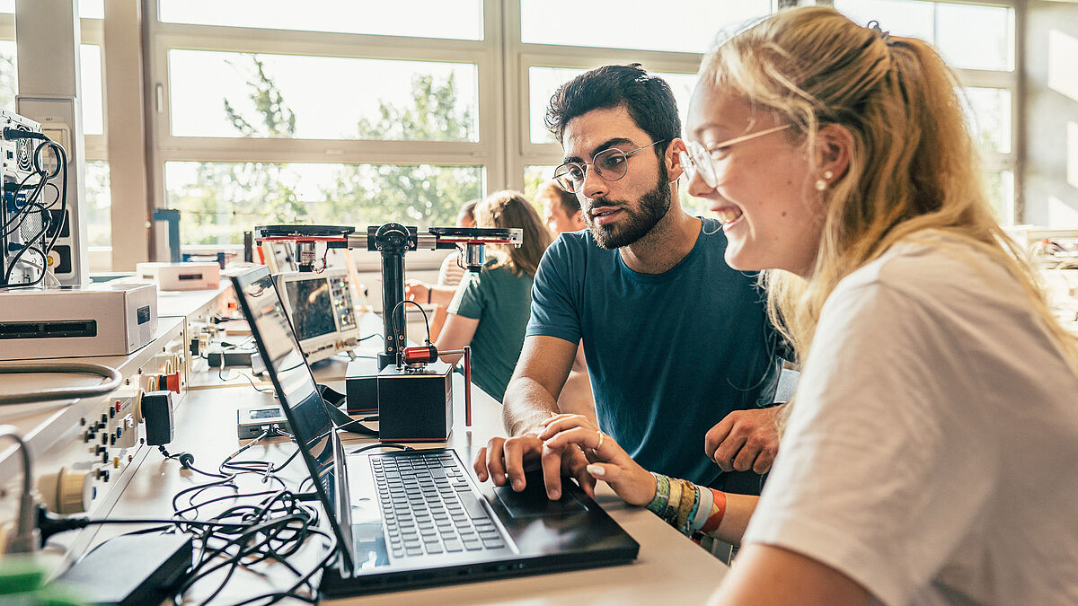 Studenten arbeiten am Computer