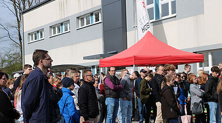 eine große Menschengruppe auf dem Mensavorplatz, die einer Rede zum Campus-Tag lauscht