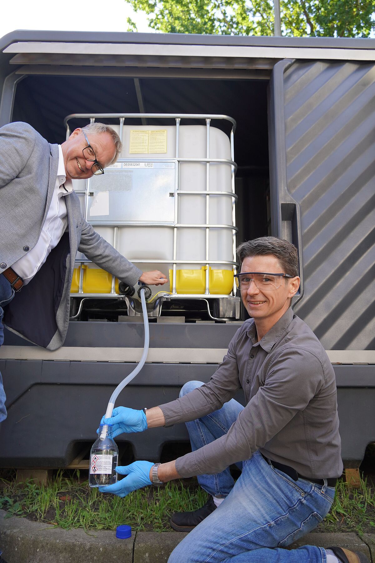 Michael Galander und Martin Späth zapfen das erste Methanol