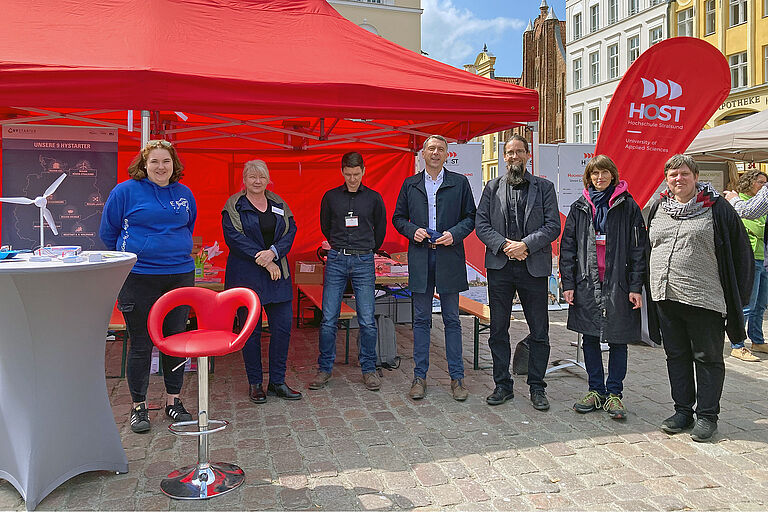 Gruppenfoto am Stand auf dem Alten Markt am Tag der erneuerbaren Energien in Stralsund