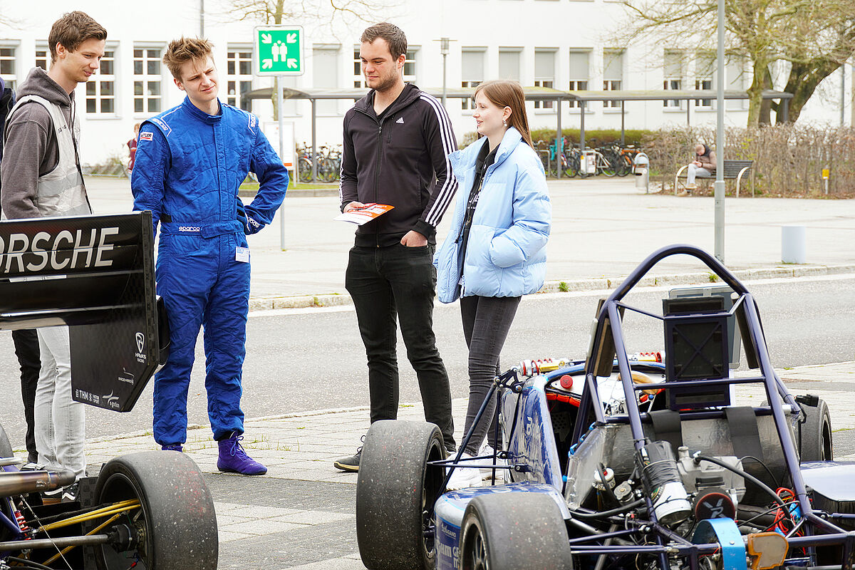 Studieninteressierte im Gespräch mit den Jungs vom Baltic Racing Team