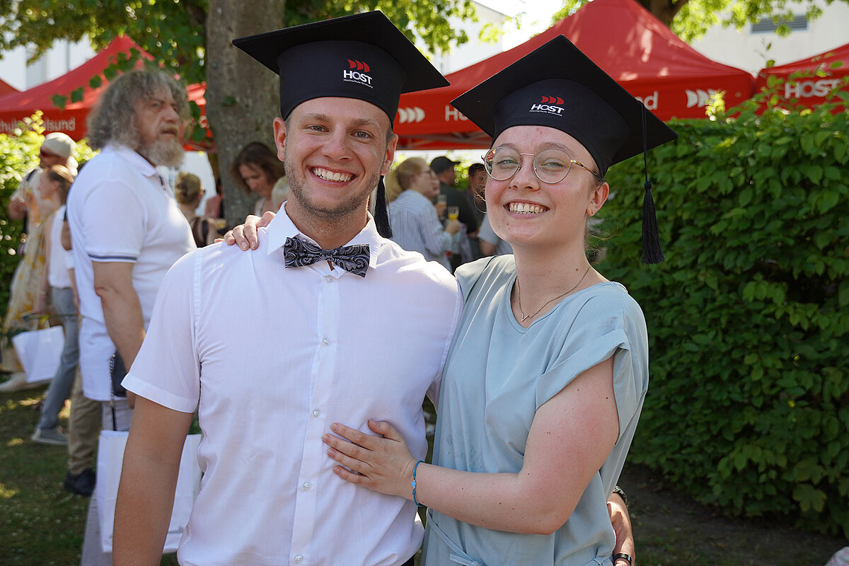Absolventen glücklich mit Absolventenkappe