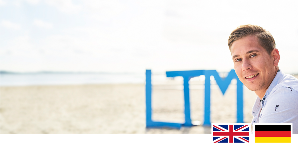Headerfoto: ein Student sitz am Strand im Hintergrund sind Buchstaben LTM zu sehen 