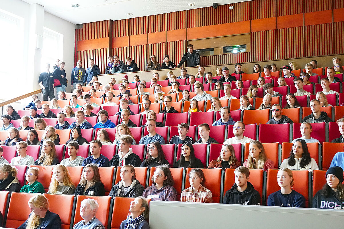 [Translate to English:] Studierende bei der Vorstellung der HOST-Abteilungen