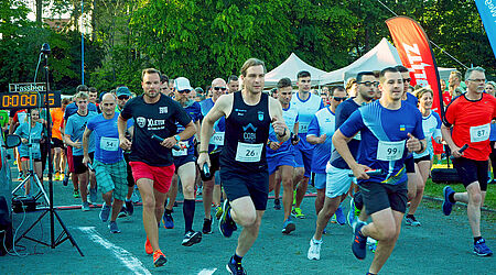 Läufer starten zum Firmenstaffellauf