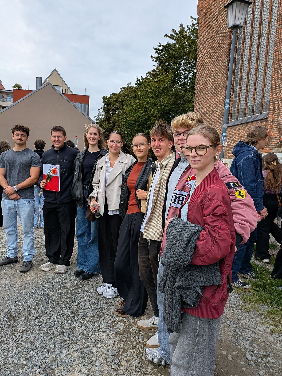 Studies vor der Kirche