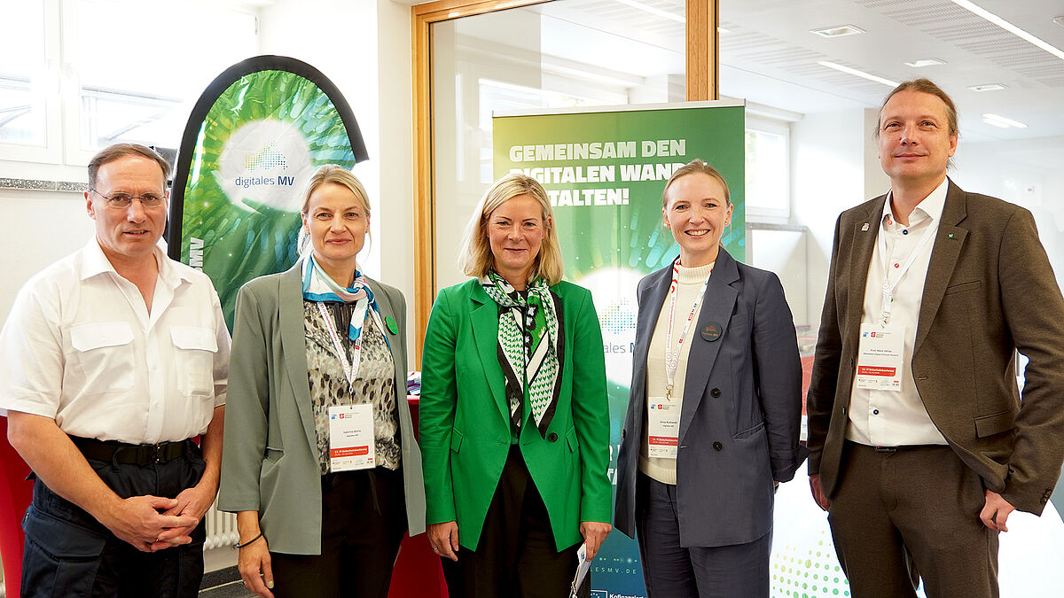 Team von Digitales MV um Mareike Donath mit Prof. Mark Vehse vom MDZ und dem Prorektor für Forschung Prof. Jens Ladisch