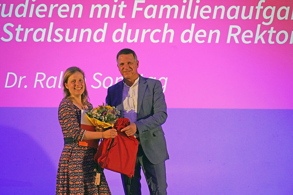 Prof. Ralph Sonntag und Katja Stein bei der vergabe des Familienpreis