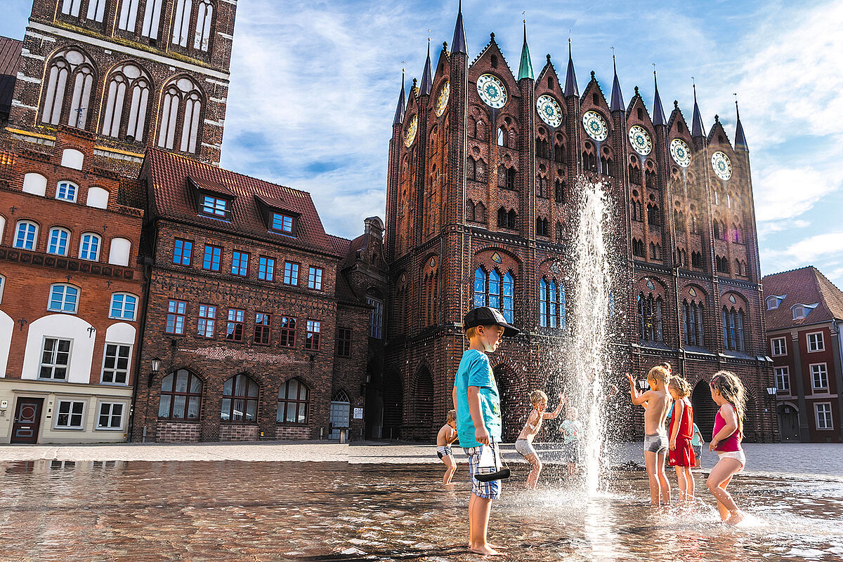 Kinder vor dem Stralsunder Rathaus