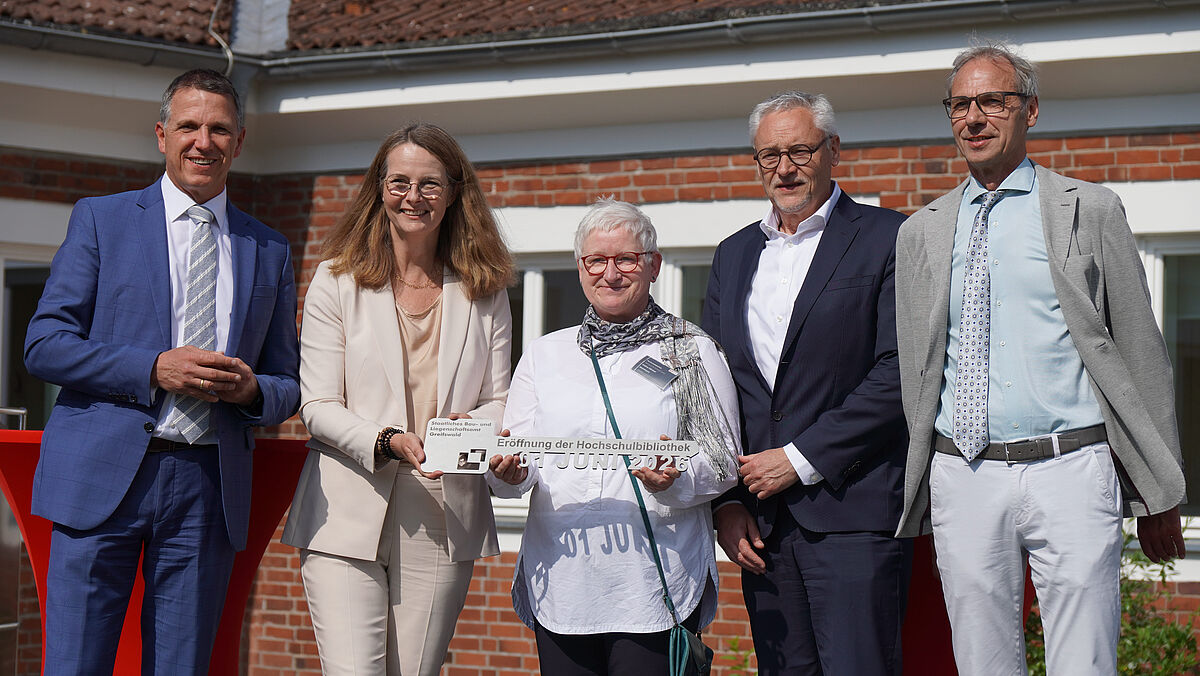 Gruppenfoto Schlüsselübergabe