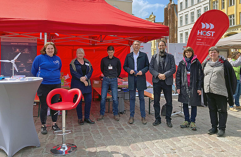 Gruppenfoto am Stand der HOST am Tag der erneuerbaren Energien in Stralsund auf dem Alten Markt