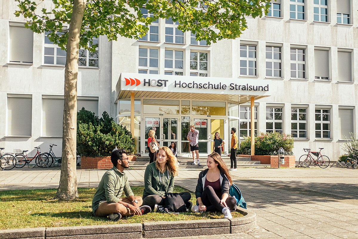 Studierende auf dem Campus der Hochschule Stralsund