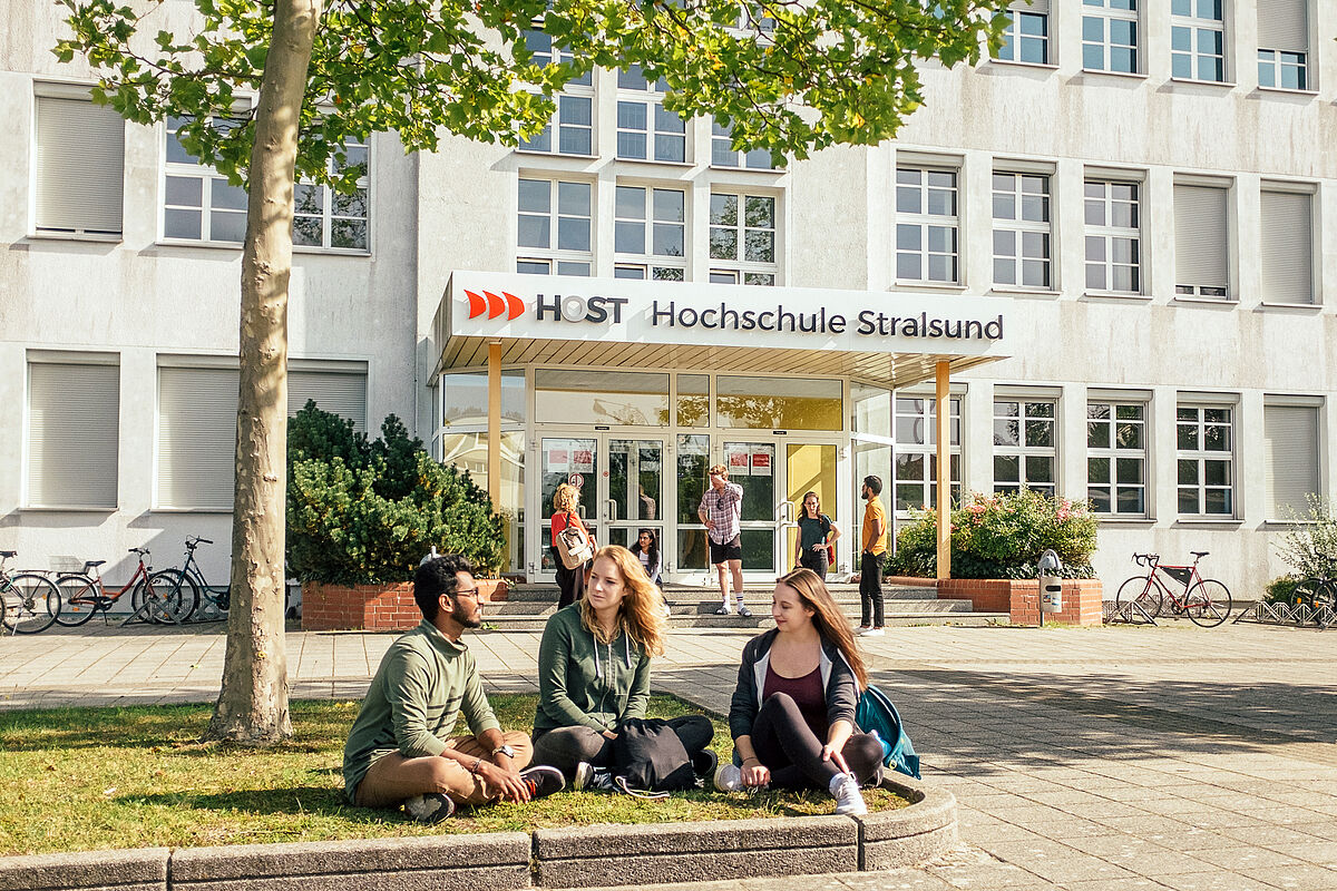 [Translate to English:] Studierende auf dem Campus der Hochschule Stralsund