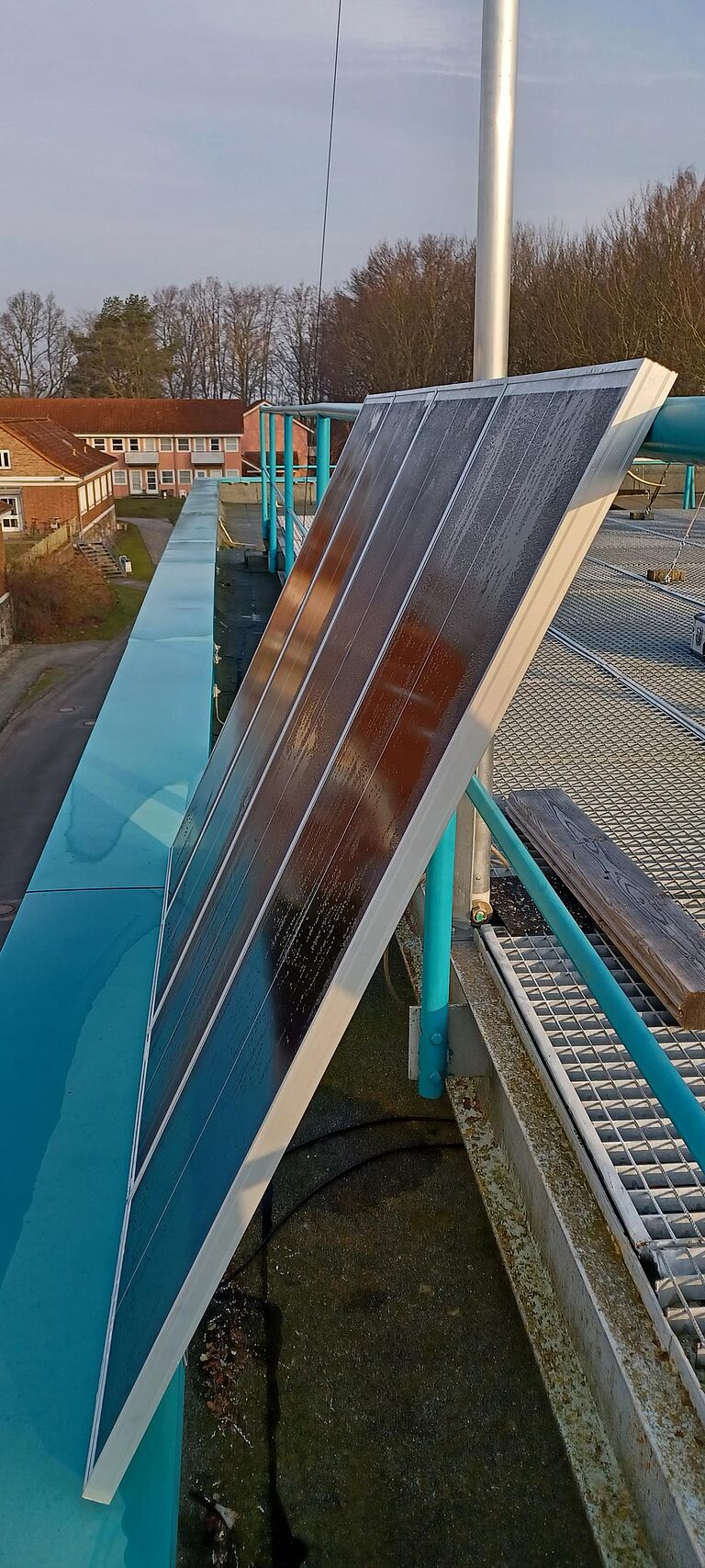 ein Balkonkraftwerk über der Hochschule Stralsund, Aufnahme von der Seite auf die schwarzen Sonnenkollektoren.