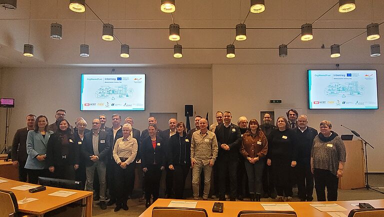 ein Gruppenfoto in einem Sitzungssaal