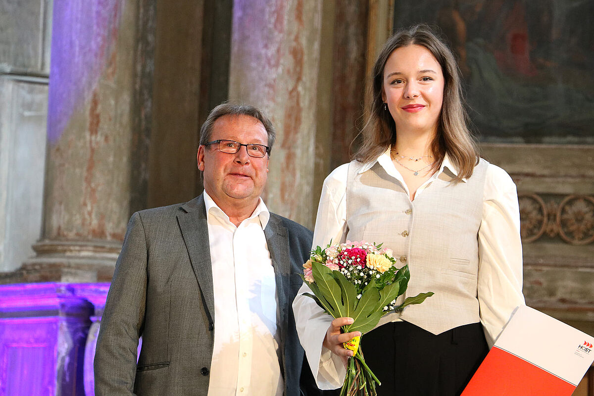 Preisträgerin Mareen und Vorsitzender des Fördervereins bei der Urkundenübergabe