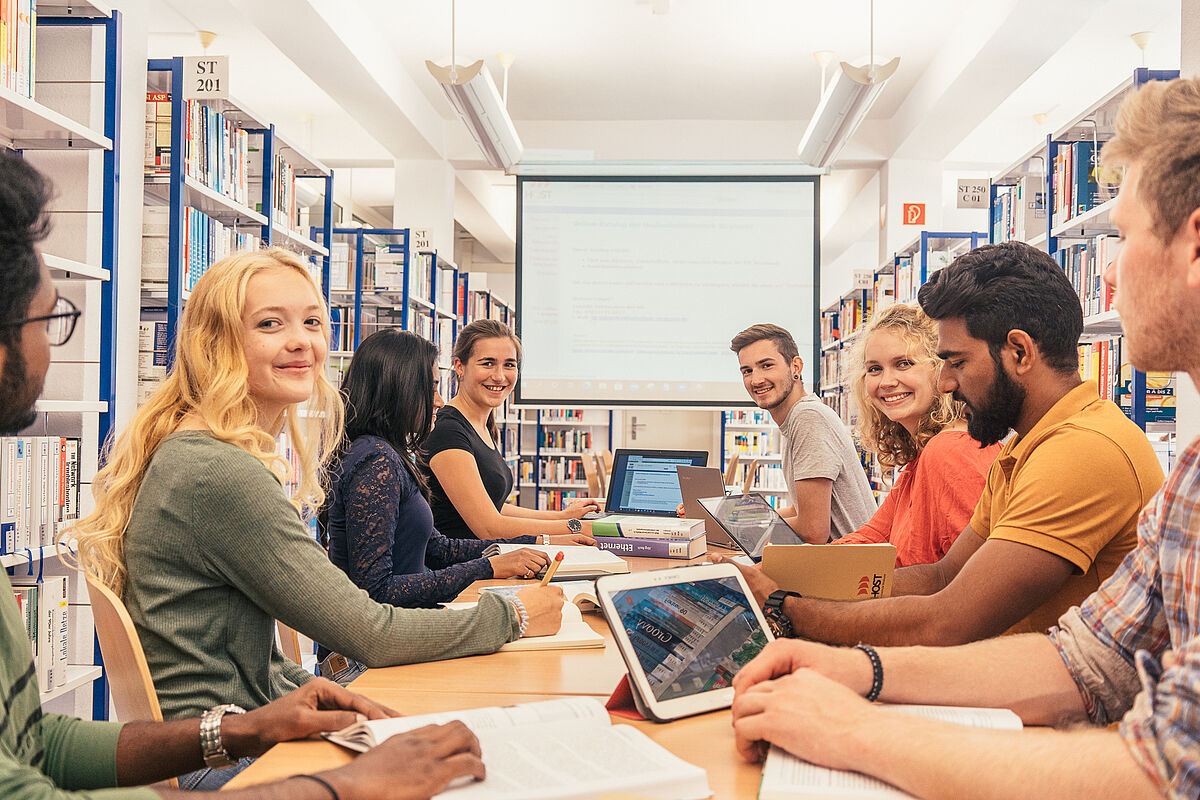 Studenten beim lernen in der Hochschulbibliothek.