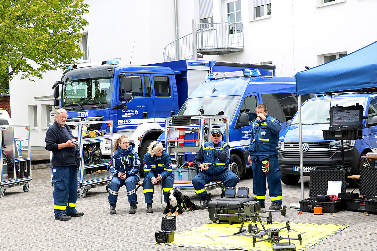 Freiwillige Unterstützer vom THW auf dem Mensa Vorplatz mit viel Ausrüstung